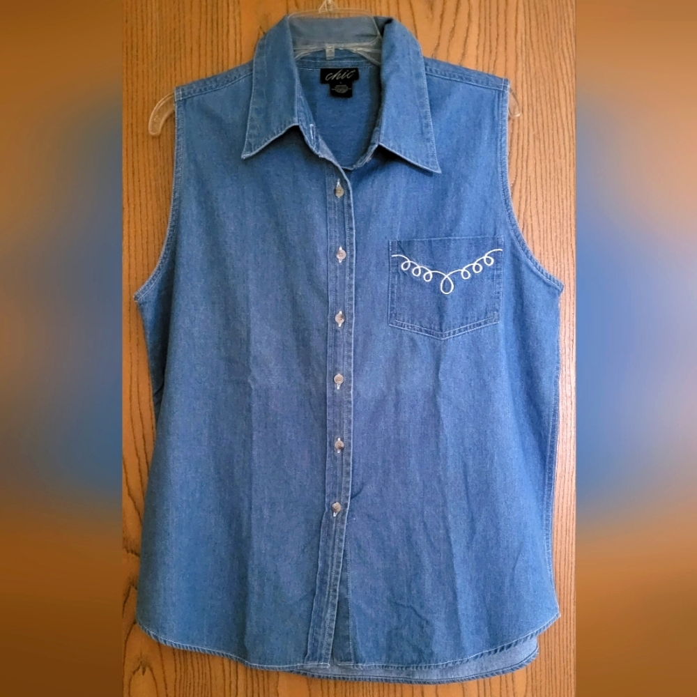 Chic jean western sleeveless button-down shirt size Large ♥️